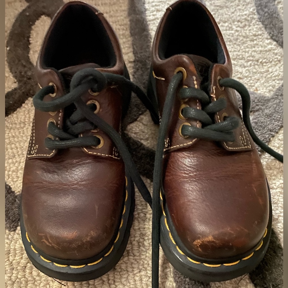 US 5 gently used Dr. Martens brown leather lace up shoes. Great condition.